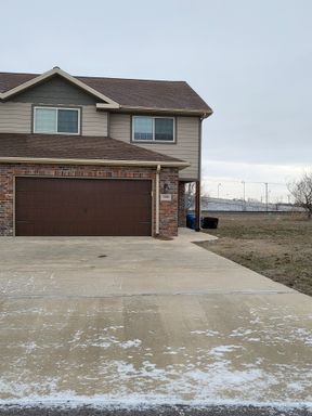 Great Location! Lots of space! – photo 1