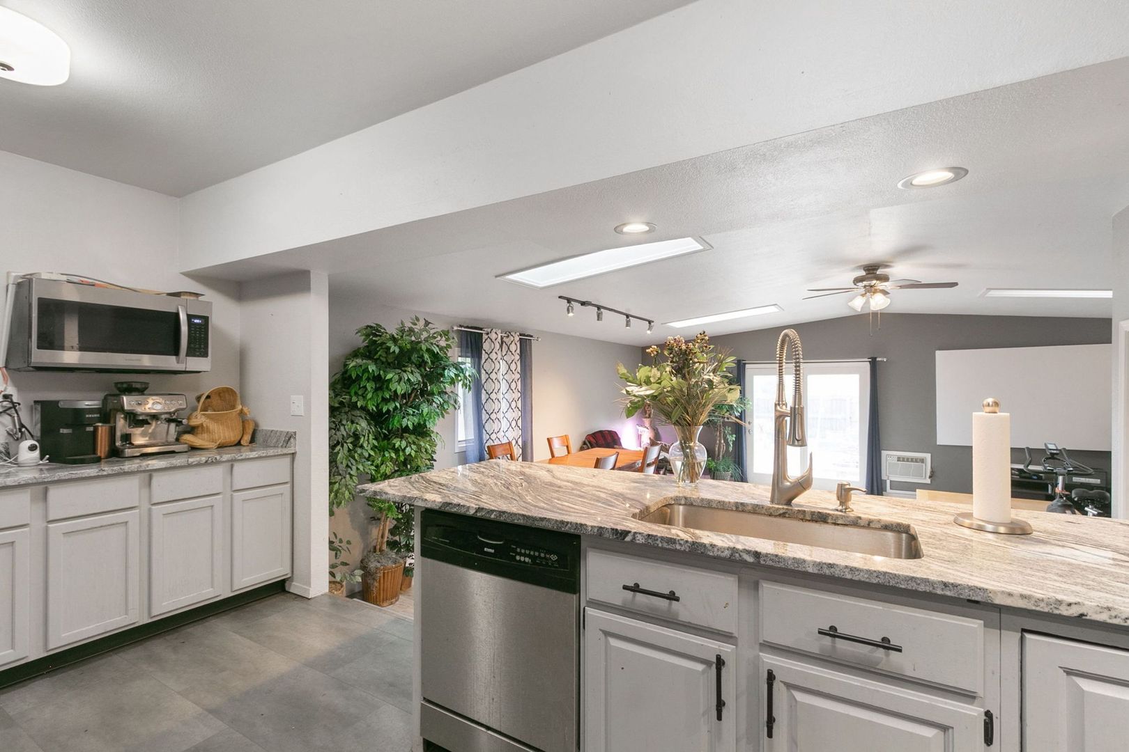 Windsor House: 813 Table Mountain Ct