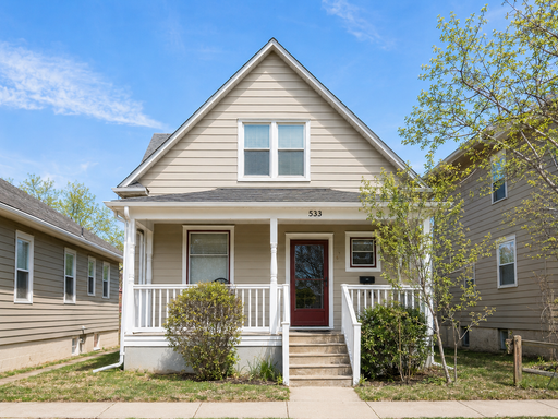 Beautifully Remodeled large 2 bedroom with Move In Special! – photo 1