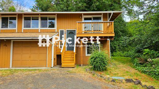 Updated 2 Bedroom Duplex with Water View in Port Orchard – photo 1