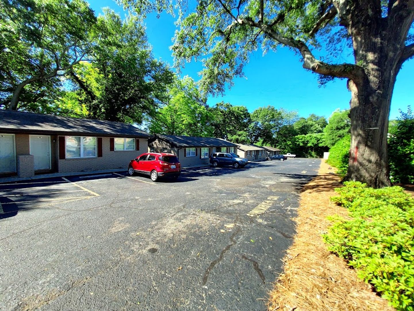 Easley Apartment: 505 West Main Street