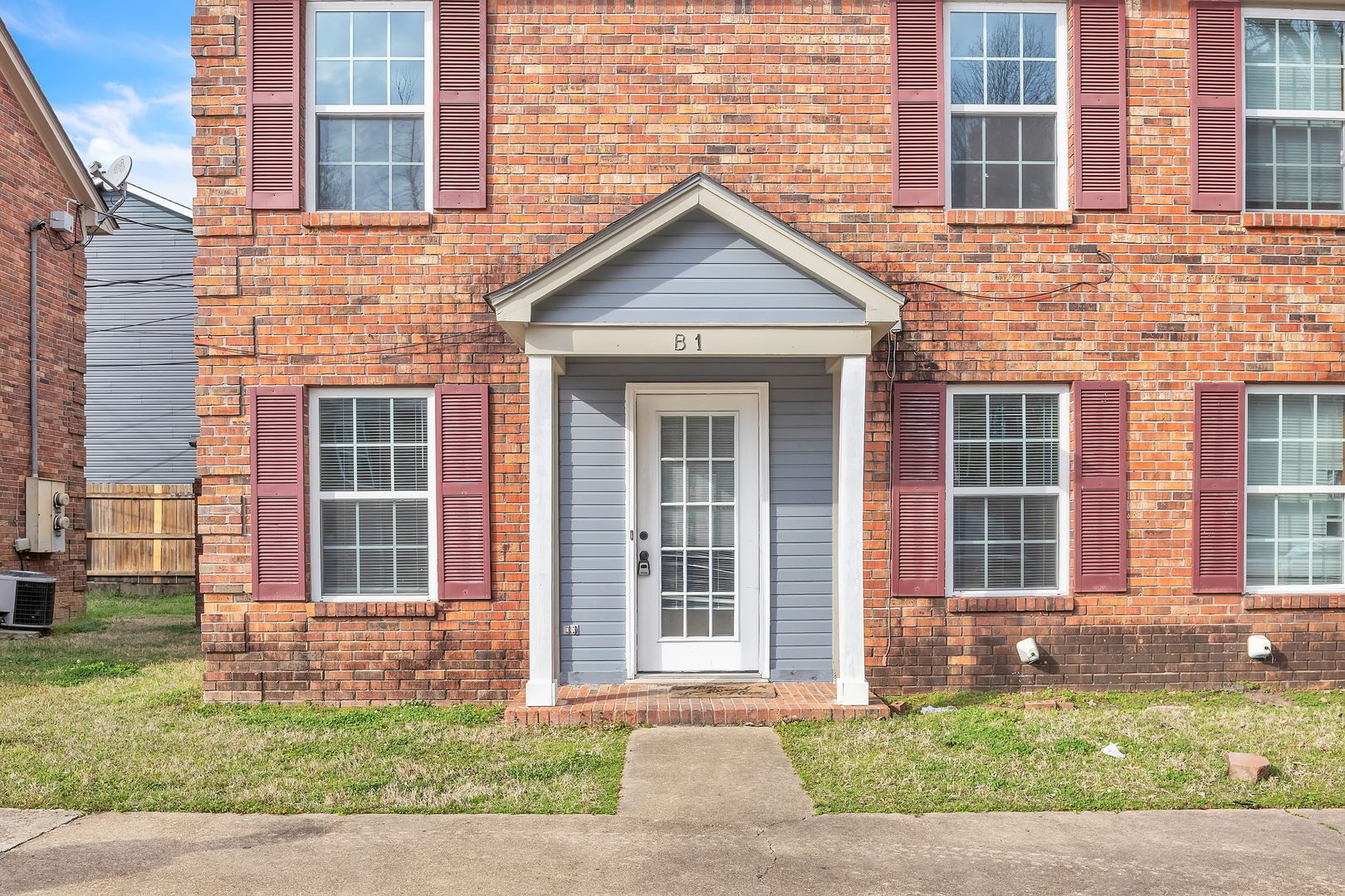 Starkville Apartment: 1056 N Montgomery St