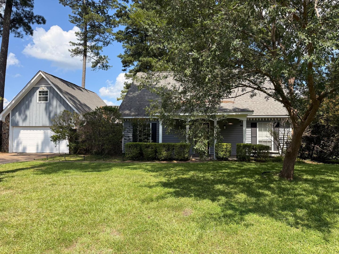 Columbus House: 217 Cedar Dr