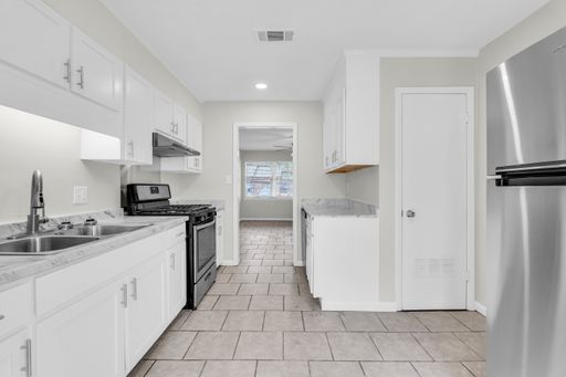 **Charming 2-Bedroom Apartment with Modern Amenities only 3 miles from Campus **