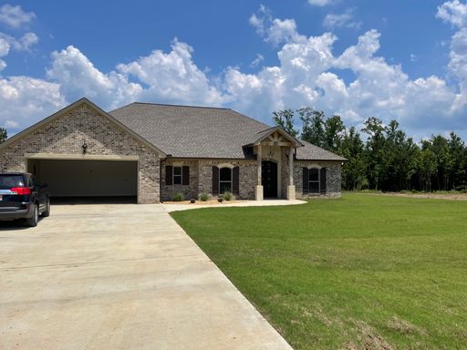 Comfortable 4-Bedroom Home with Great Outdoor Space