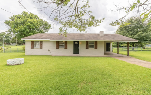 Comfortable 3-Bedroom Home with Large Backyard