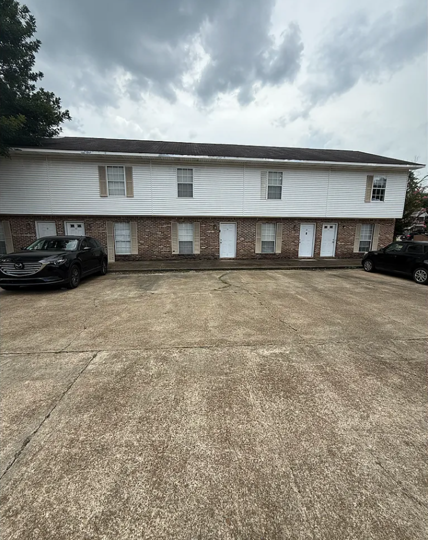 Starkville Apartment: 904 N Montgomery St