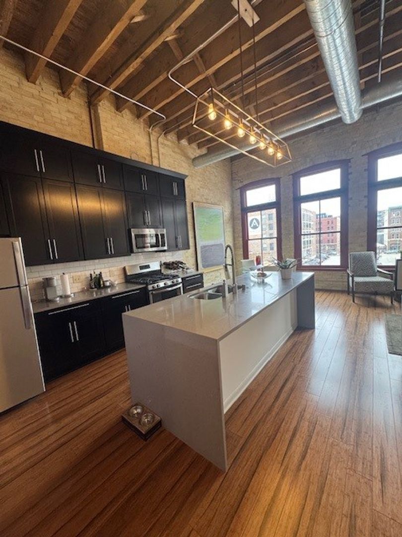 Milwaukee Apartment: 325-331 North Broadway