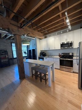Historic Charm Meets Clean and Contemporary: Walker's Point 2 Bedroom/1 Bath – photo 1