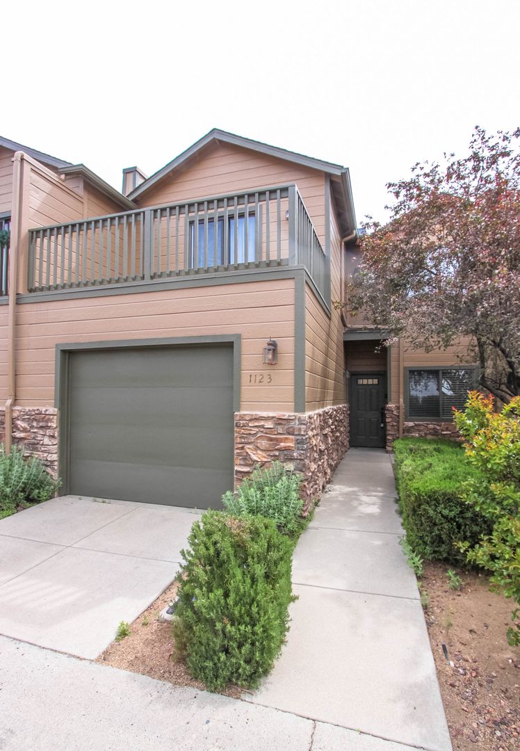 Prescott House: 1123 Leaf Lane