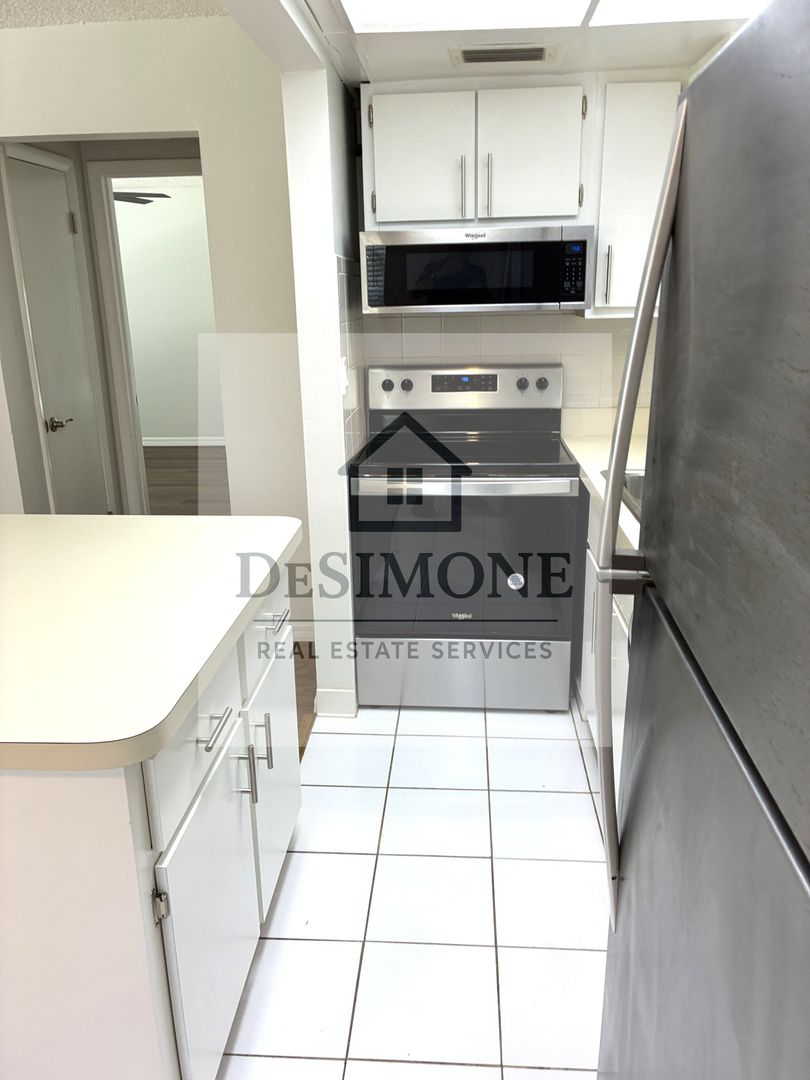 Silver Springs Apartment: 2620 NE 52nd Court