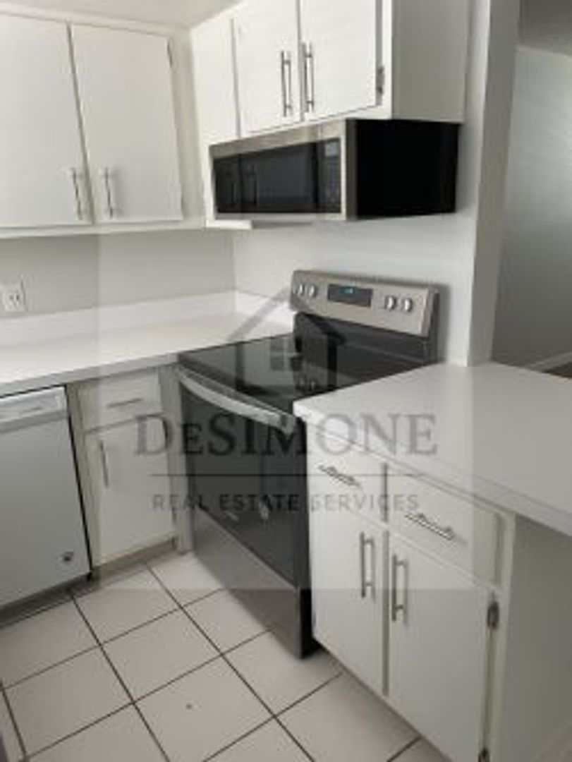 Silver Springs Apartment: 2620 NE 52nd Court