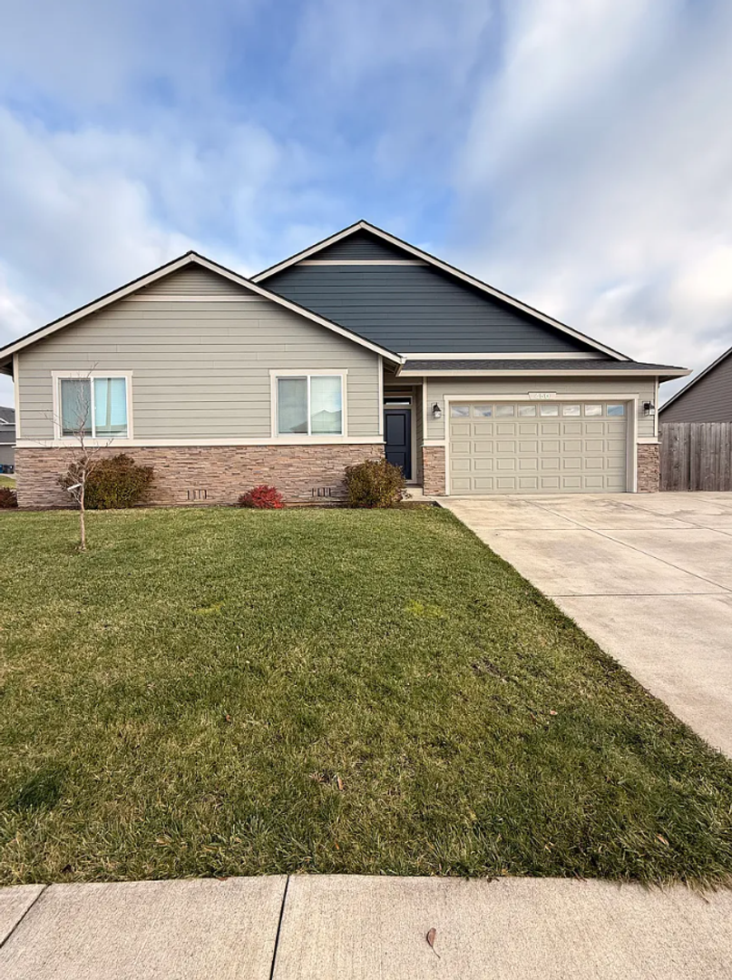 Sublimity House: 450 NE Pine St