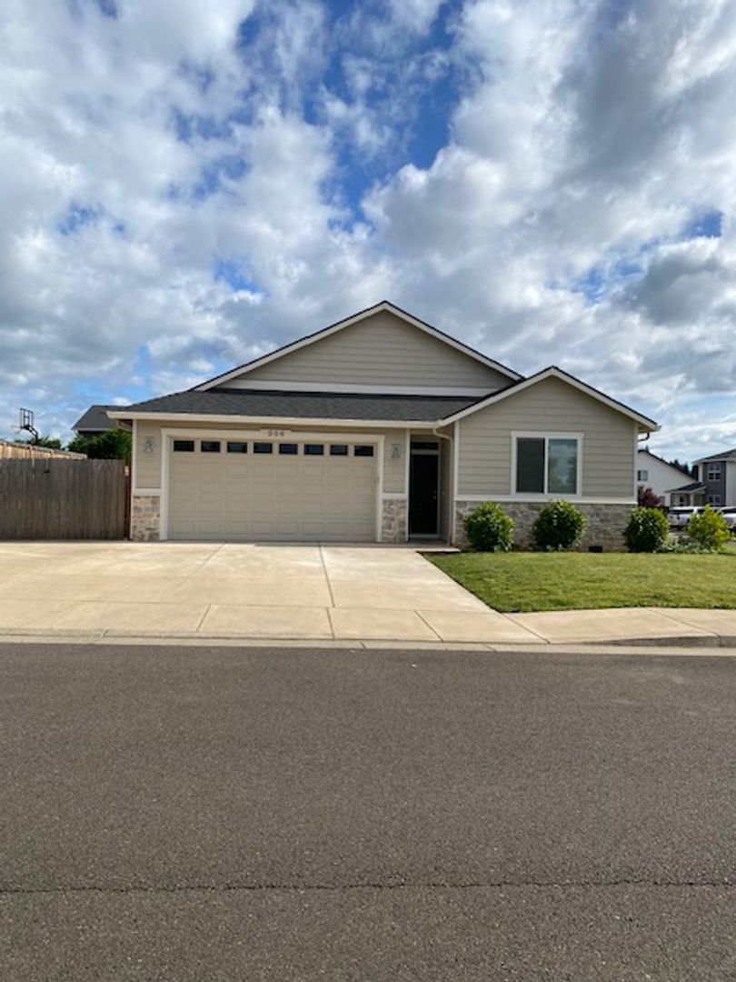 Sublimity House: 564 NE Cherry St