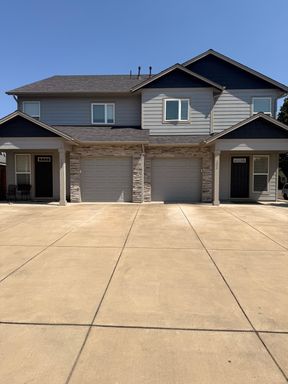 Newer 4 Bedroom Duplex in Charming Independence