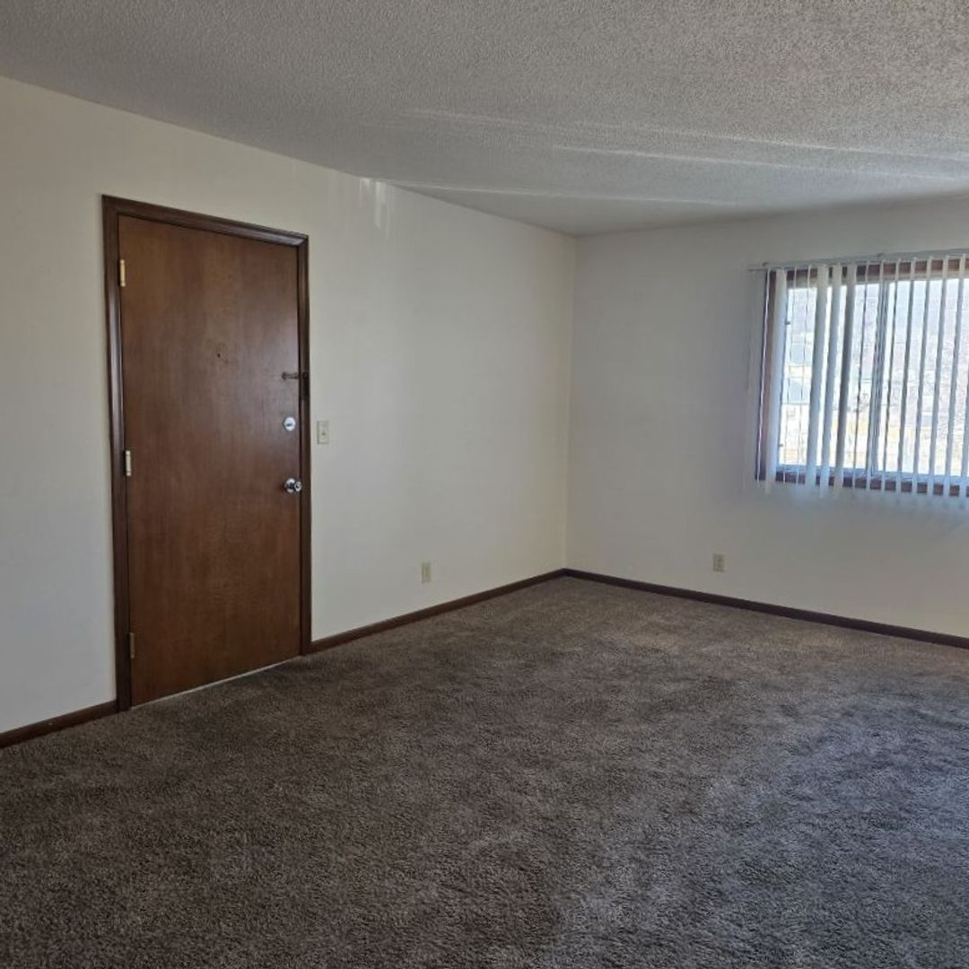 Council Bluffs Apartment: 35 N 1st St