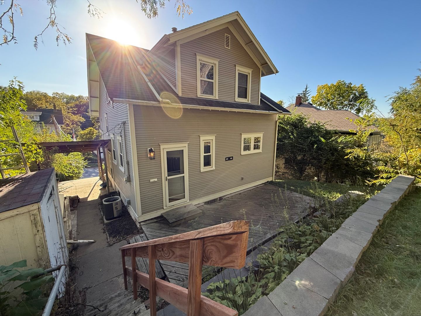 Council Bluffs House: 329 Frank St
