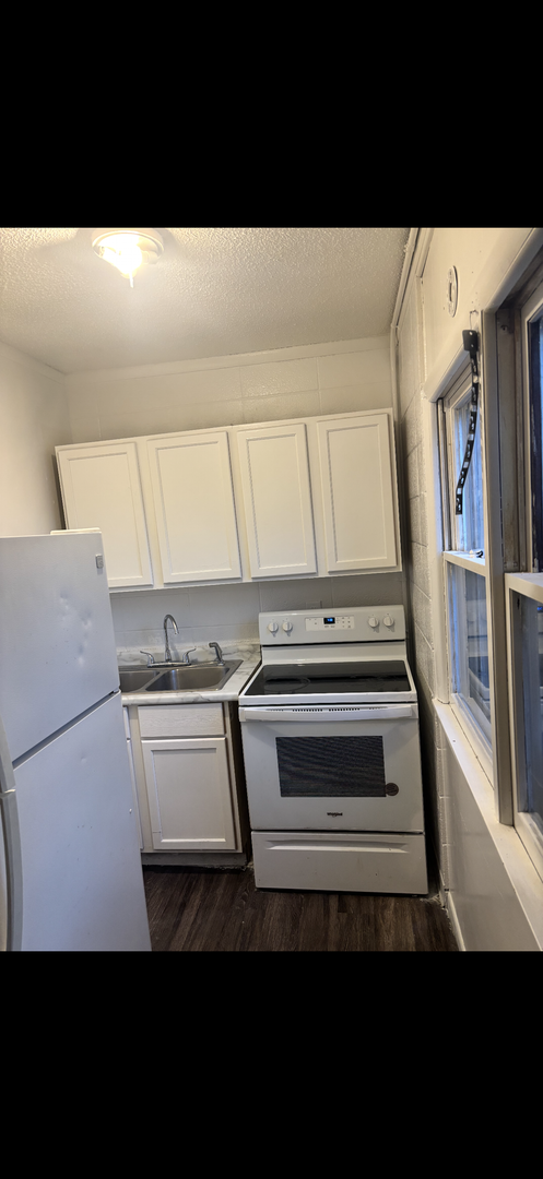 Charles CIty Apartment: 906 Gilbert Street