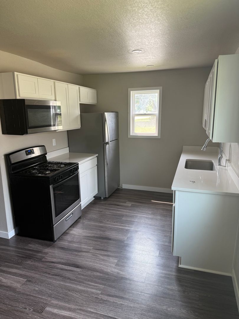 Waverly Apartment: 3303 E Bremer Ave