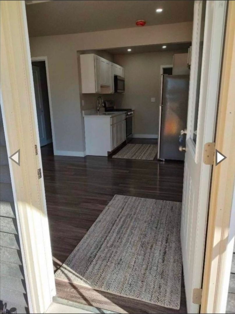 Waverly Apartment: 3303 E Bremer Ave