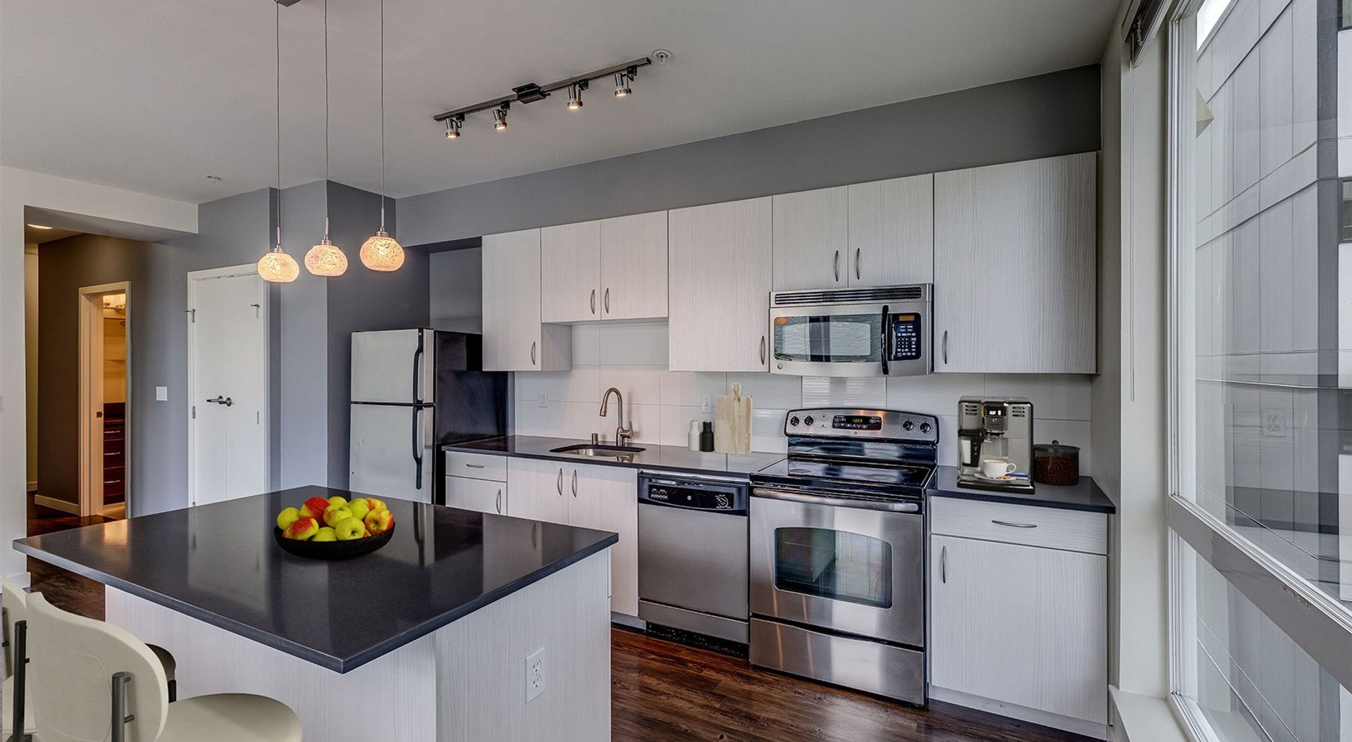 Seattle Apartment: 845 NE 66th St