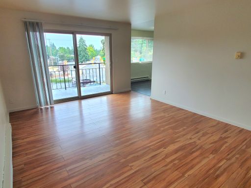 TWO WEEKS FREE! Spacious 2BD with Laundry in Great Burien Location! – photo 1