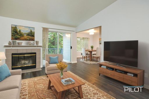 Beautiful Kirkland 2bed/2bath! – photo 1