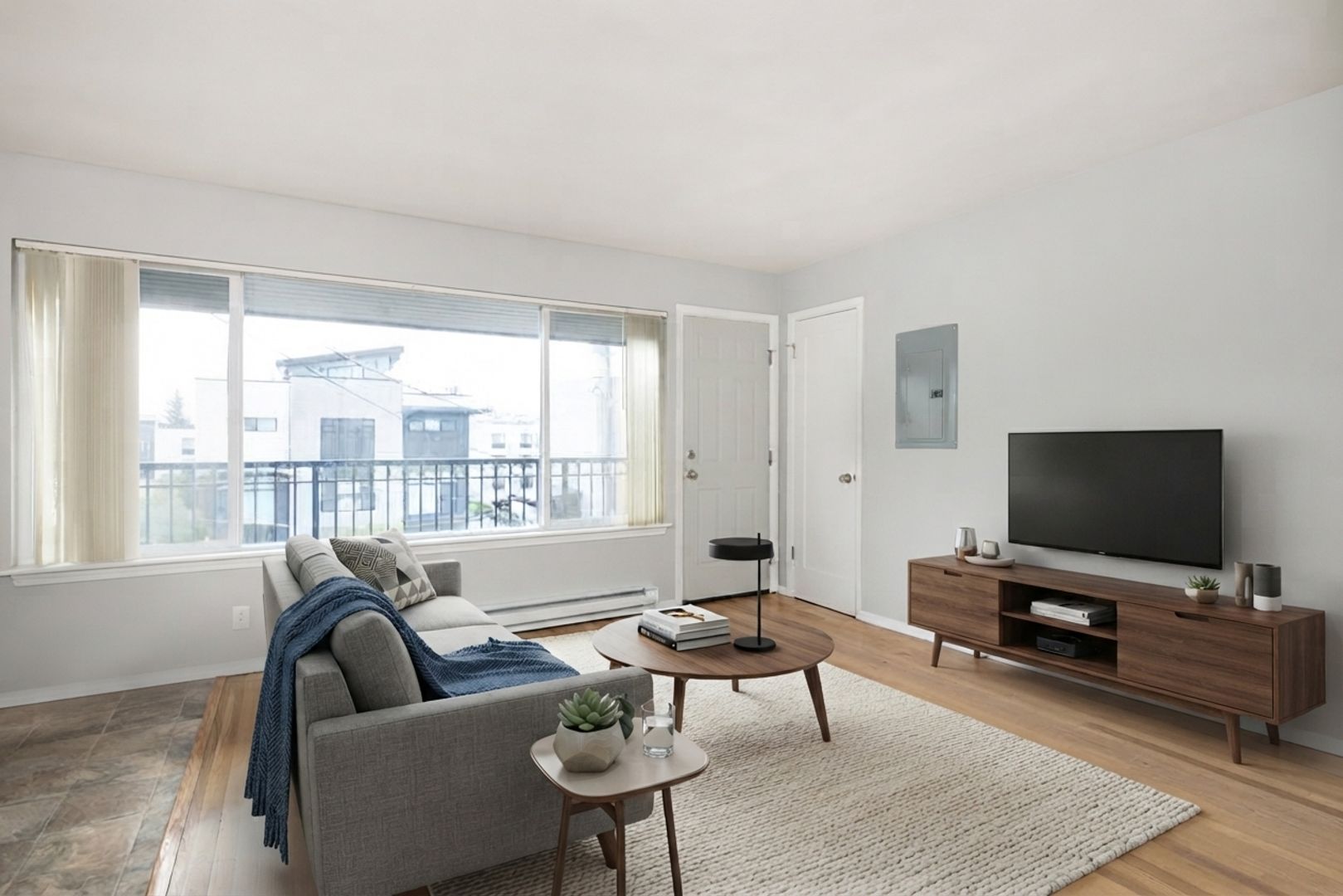 Seattle Apartment: 717 3rd Ave N