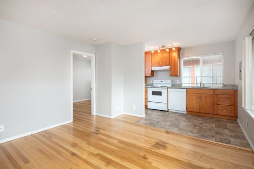 Stunning One Bedroom with Free Parking near Space Needle! – photo 1