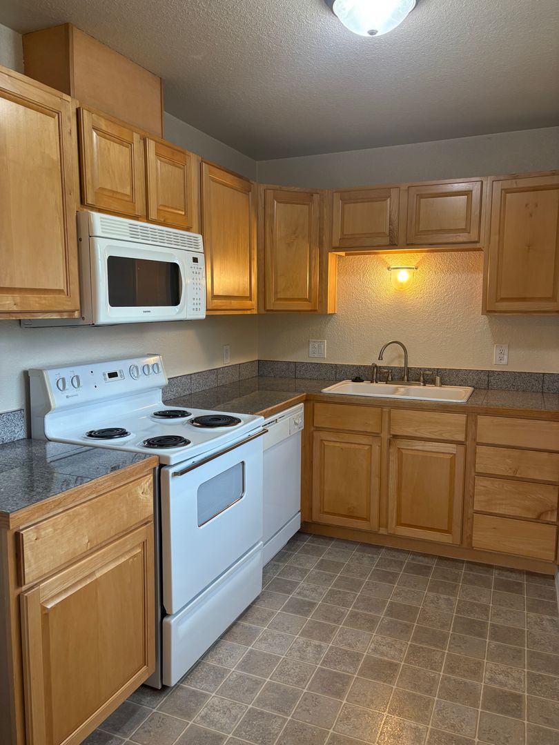 Everett Apartment: 832 W Casino Rd