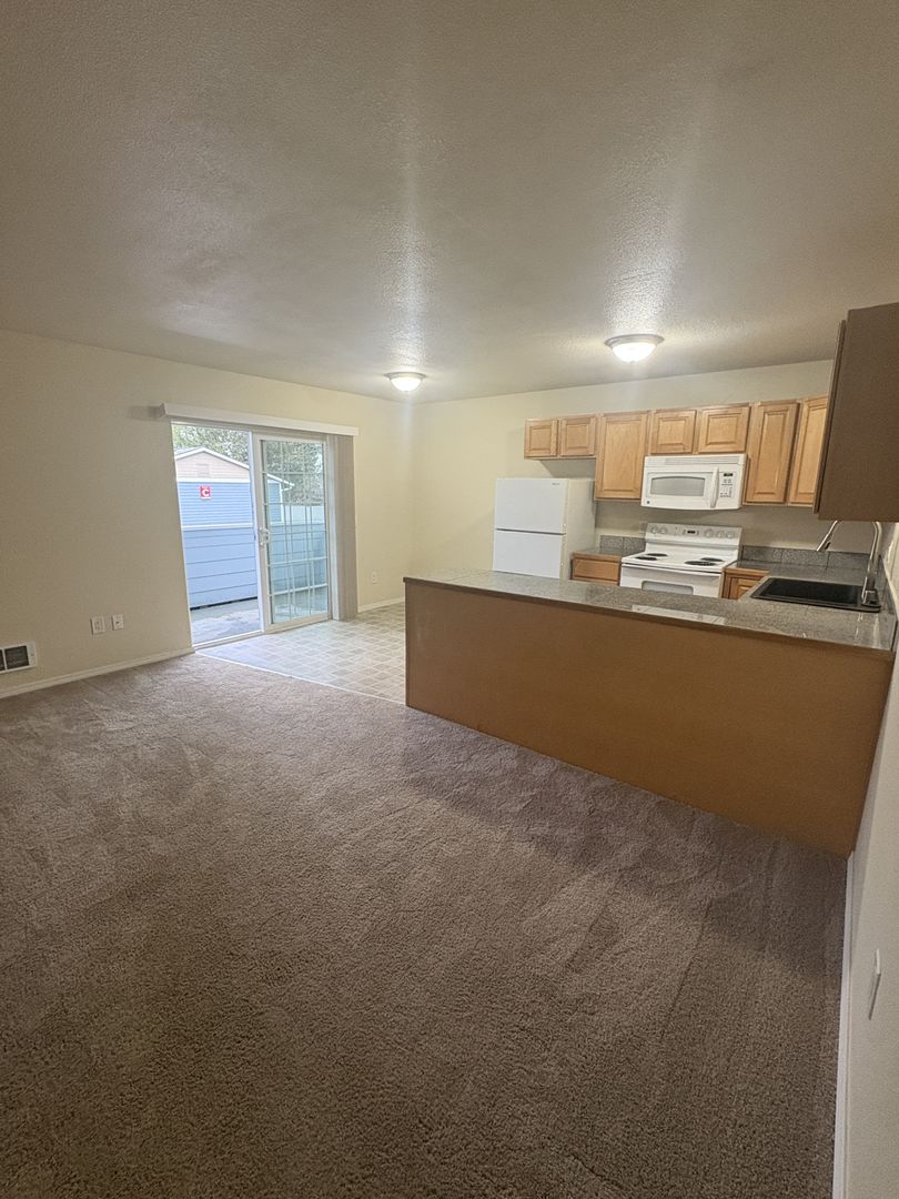 Everett Apartment: 832 W Casino Rd