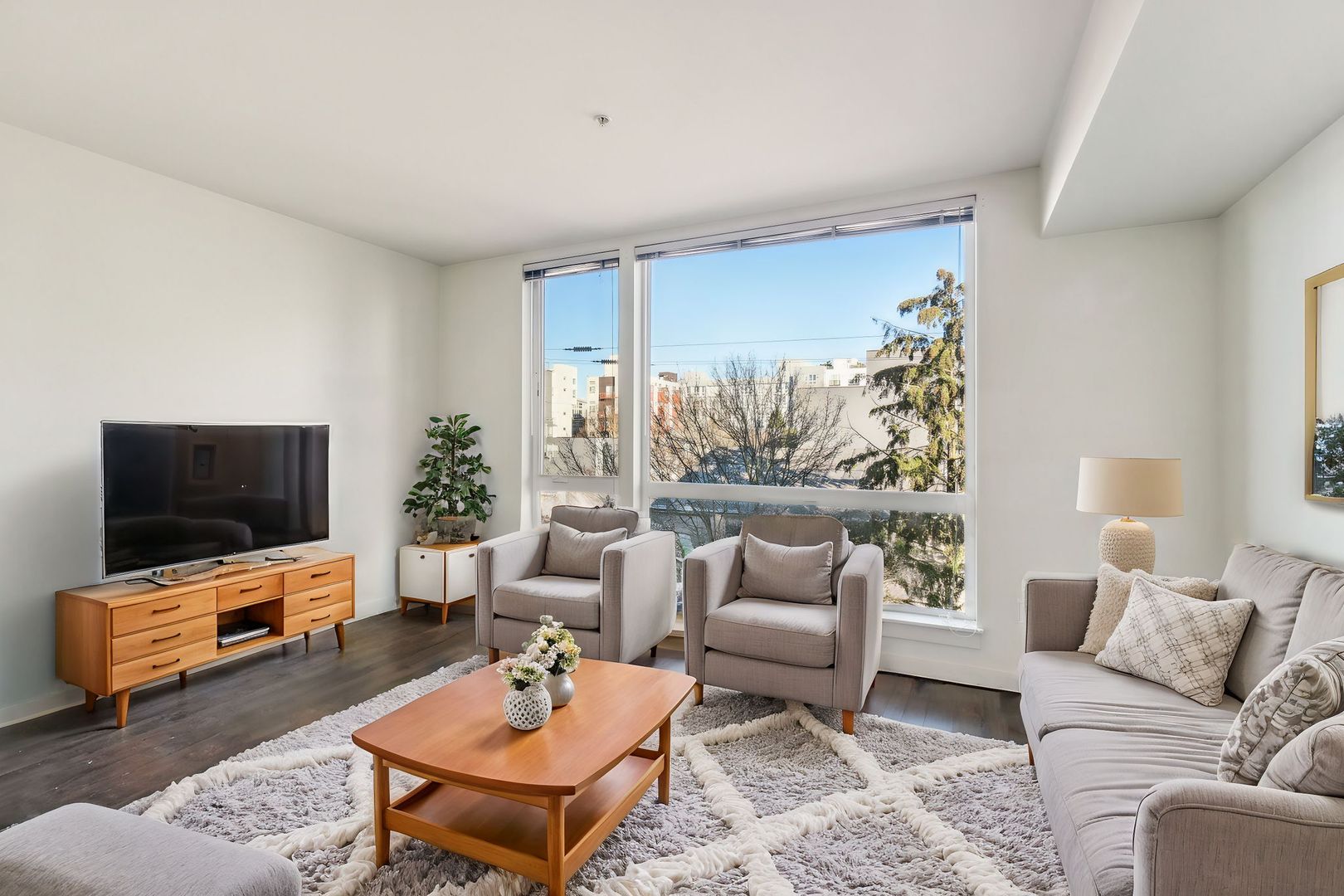 Seattle Apartment: 845 NE 66th St