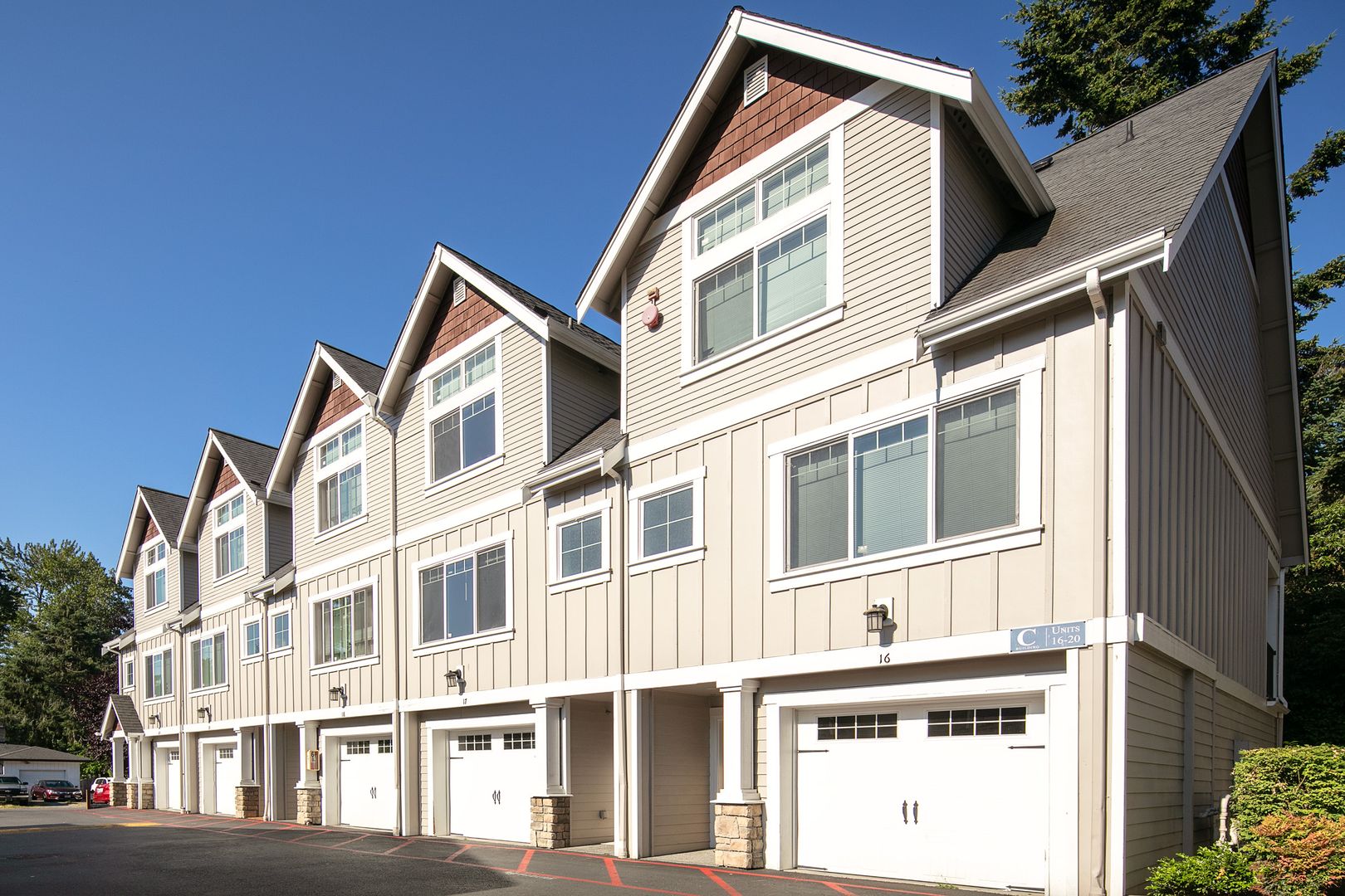 Everett Apartment: 1221 113th Street SW