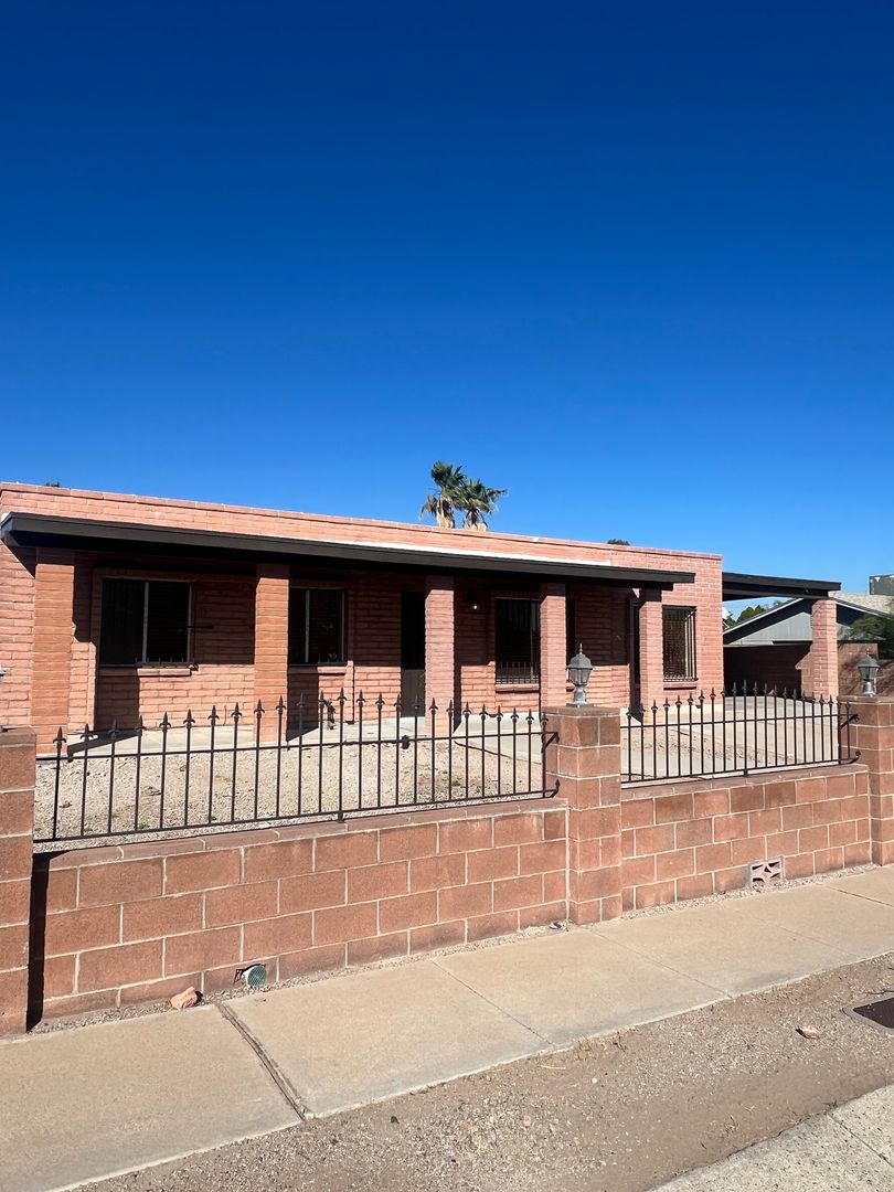 Tucson House: 2942 W Camino Bueno