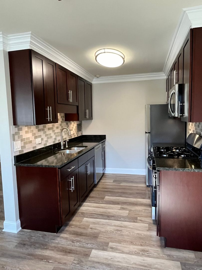 Downers Grove Apartment: 5118 Fairview Avenue