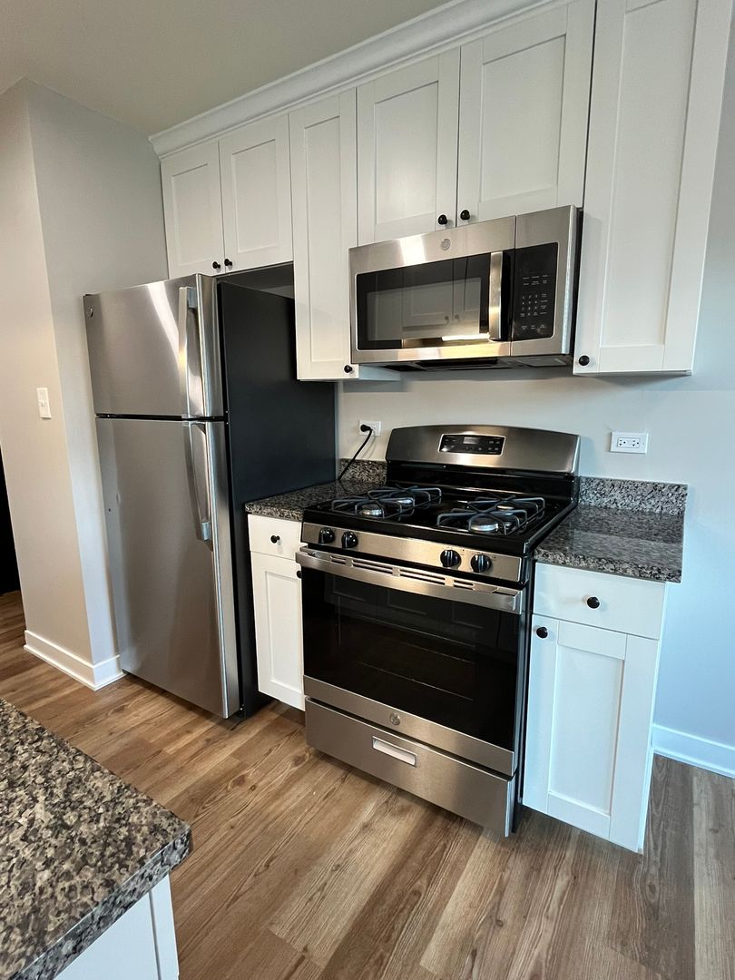 Downers Grove Apartment: 5118 Fairview Avenue