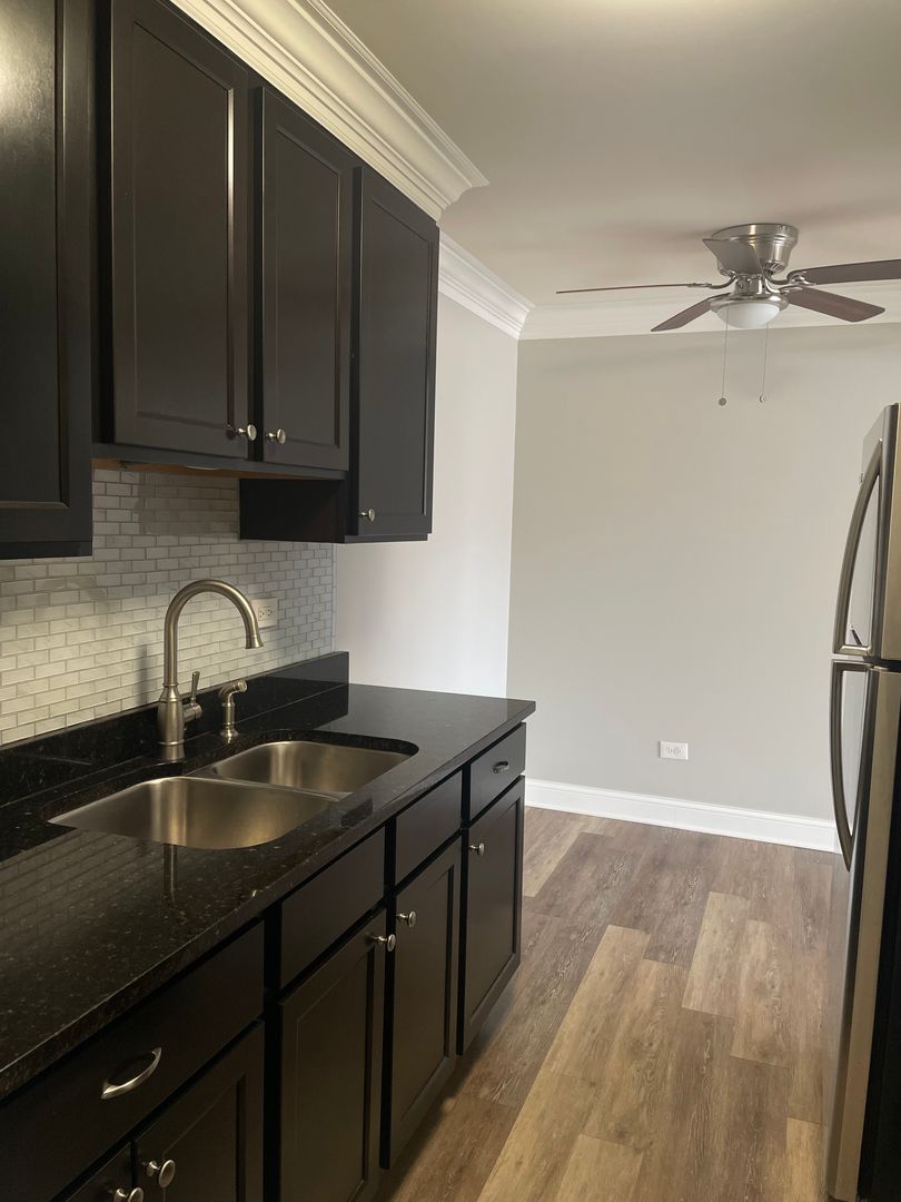 Downers Grove Apartment: 904 Curtiss Street