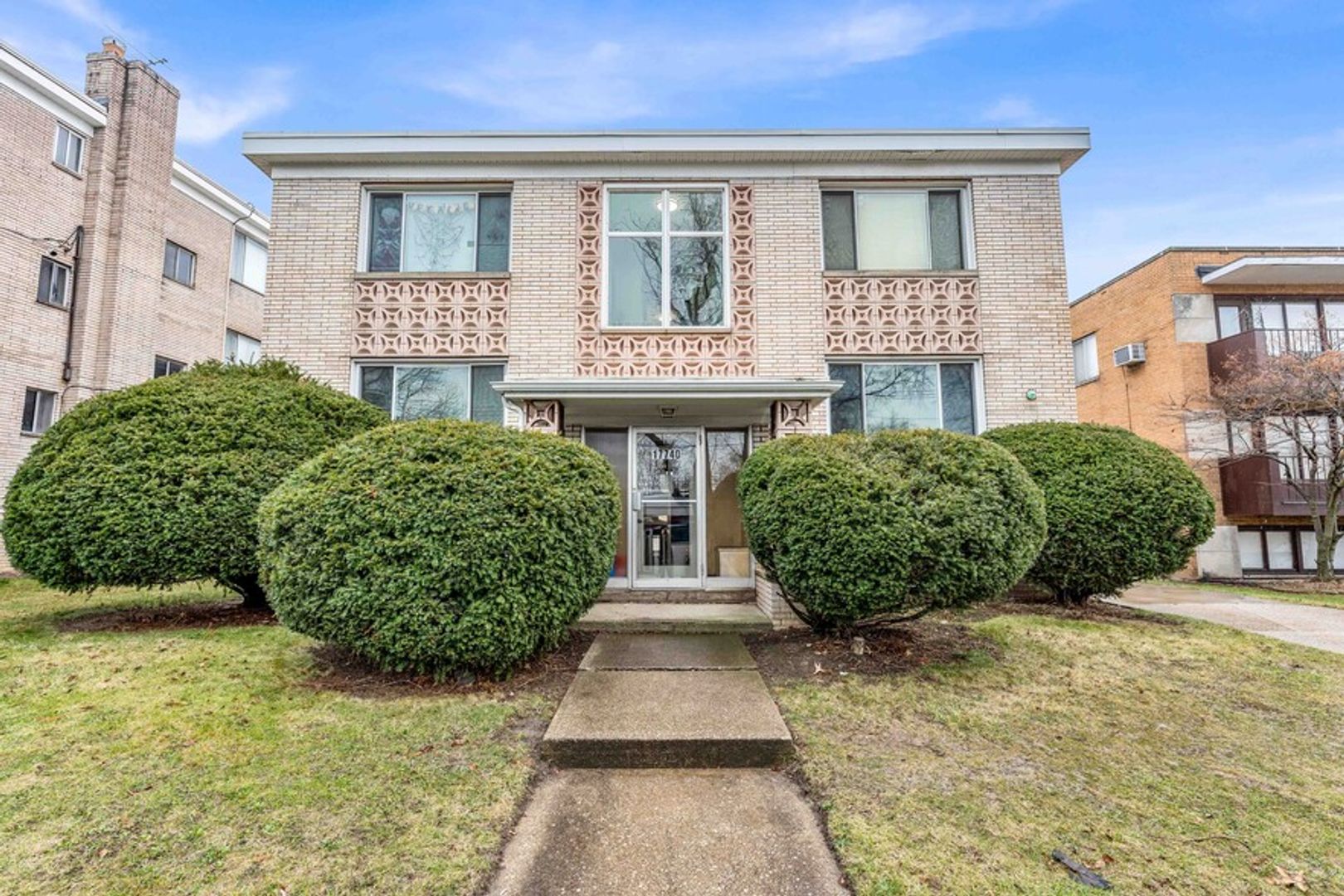 Cleveland Apartment: 17740 Lake Shore Blvd.