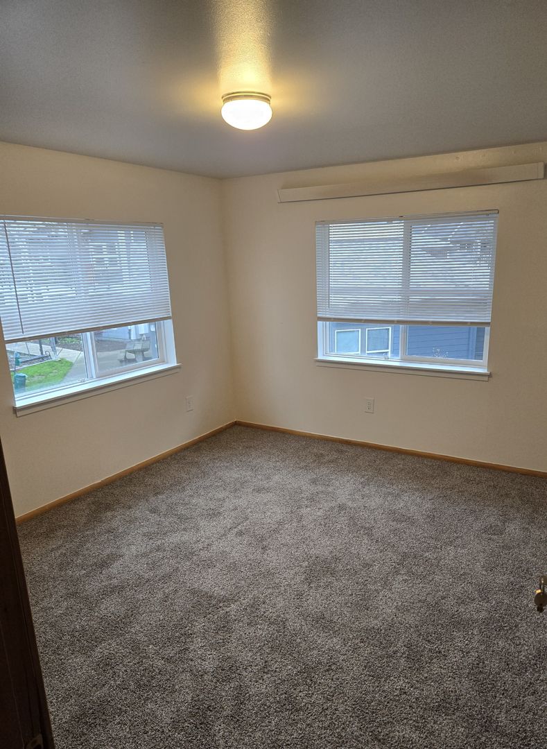 Portland Apartment: 247 SE 160th Ave