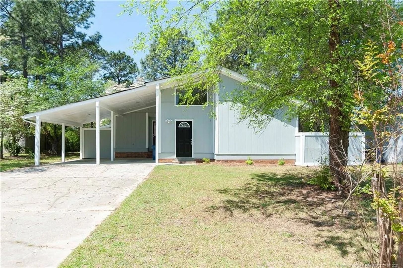 Fayetteville House: 2012 Lakemeadow Dr