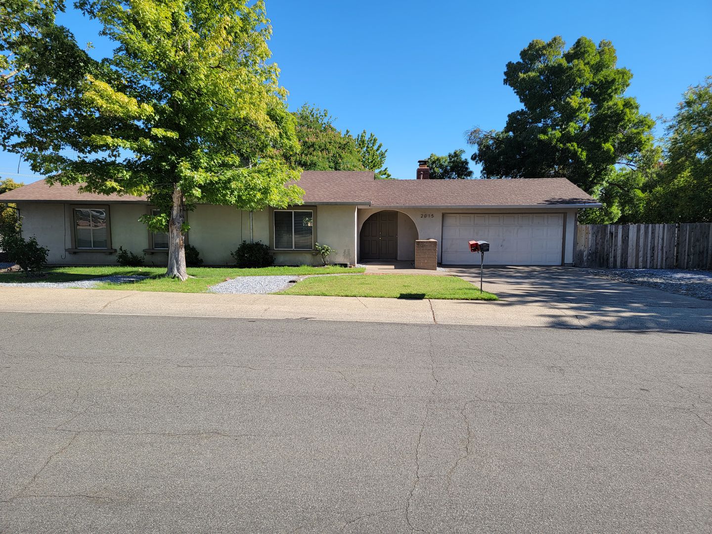 Redding House: 2015 Quartz Way