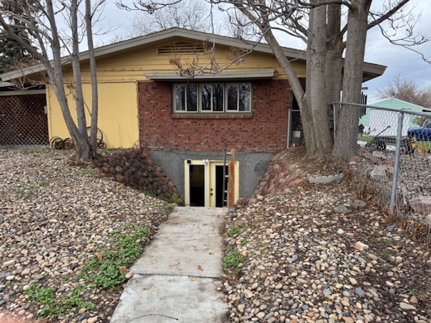 Ontario House: 2405 Sunset Drive (Lower Level)