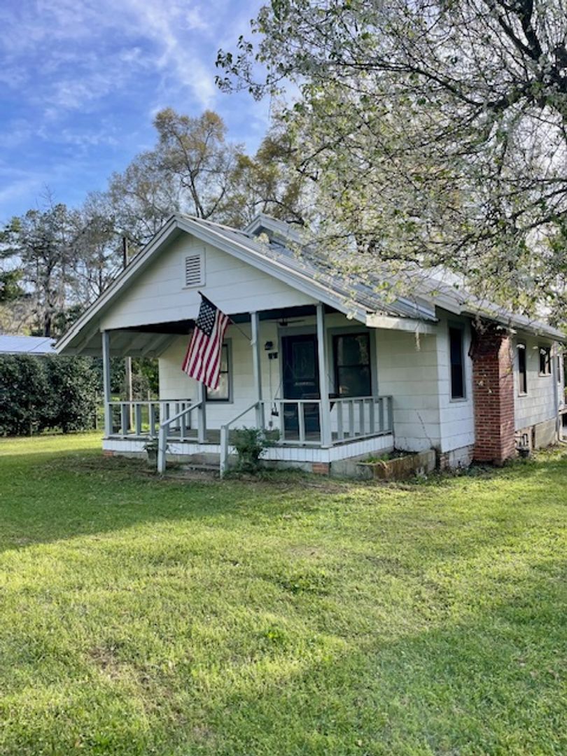 Quincy House: 526 N Adams St