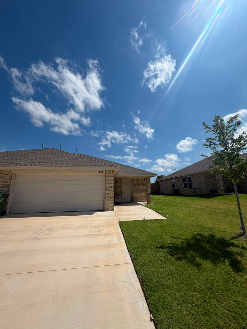 Yukon House: 1104 Ashton Lane