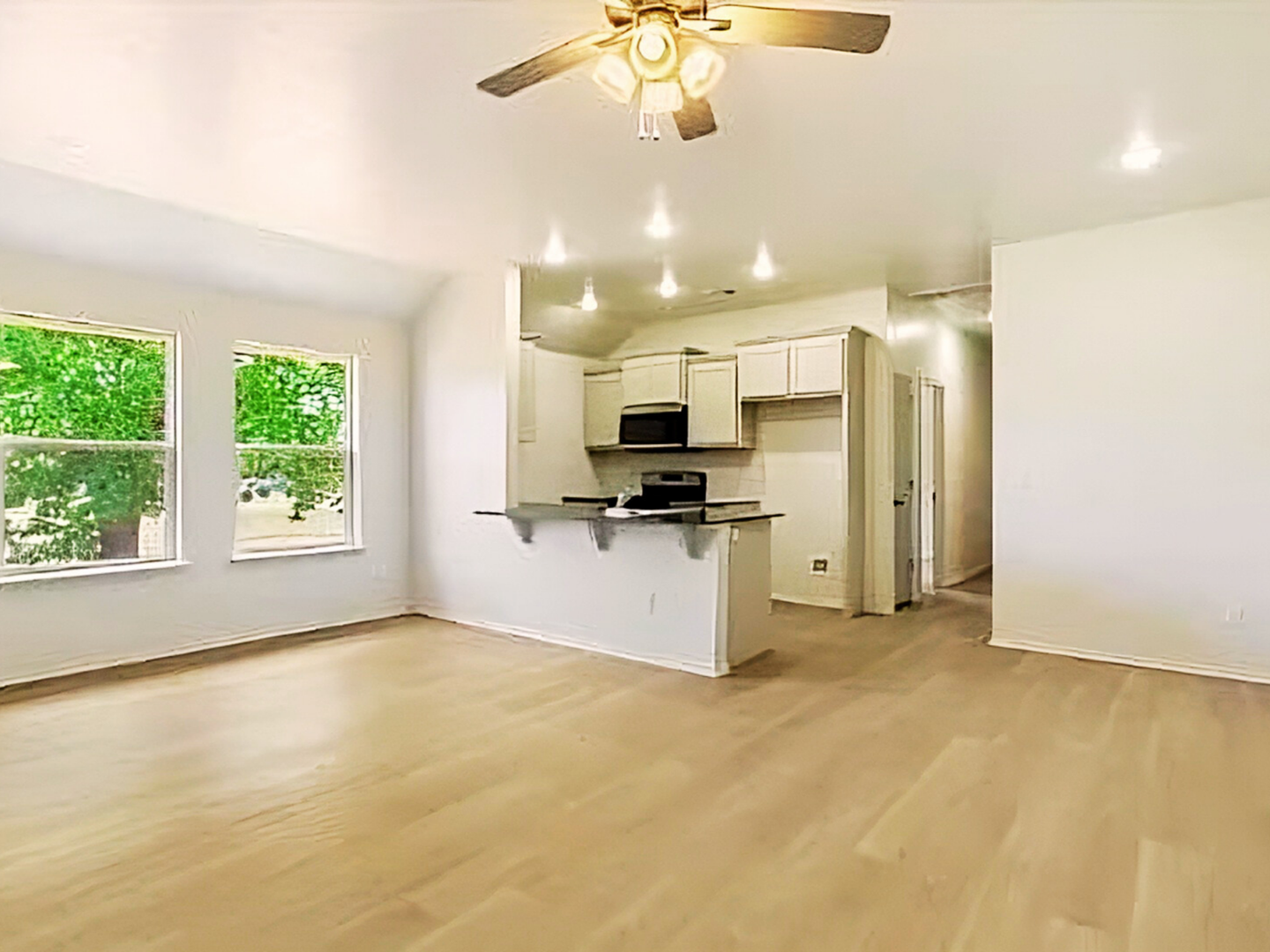 Lawton View Modern Duplex Unit – 2 Beds, 2 Baths!