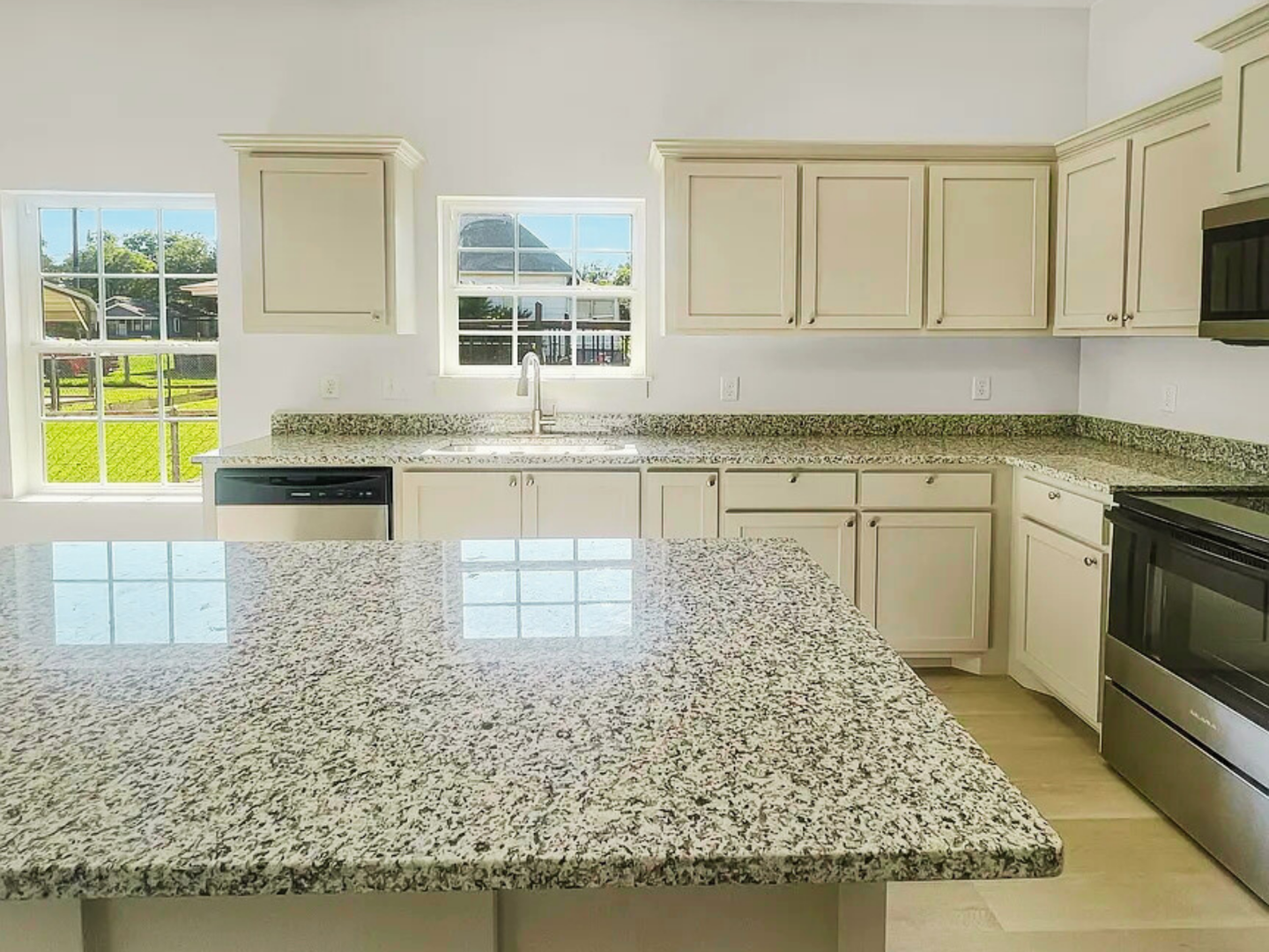 Lawton House: 410 NW Arlington Ave Unit 2