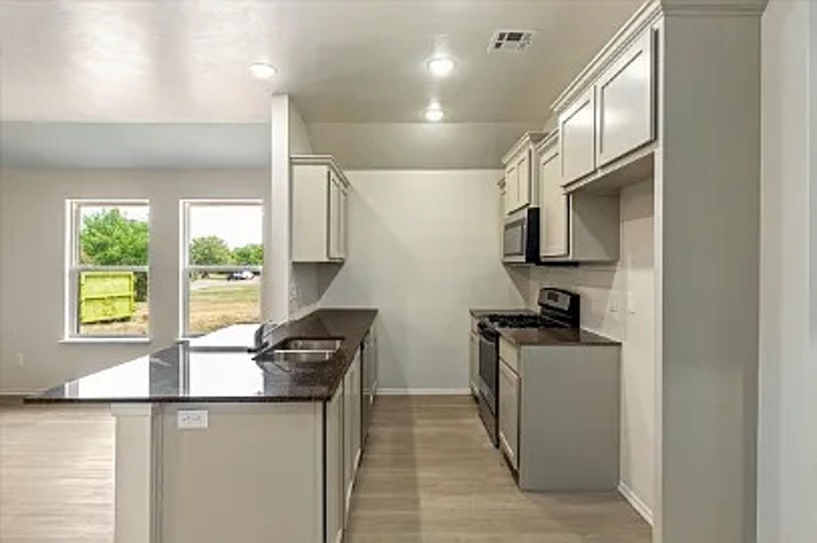 Modern 2-Bed, 2-Bath Duplex in Lawton View – Move-In Ready!
