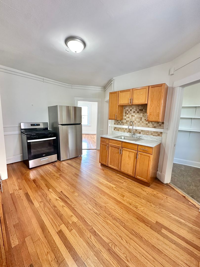 New Britain Apartment: 90 Monroe St