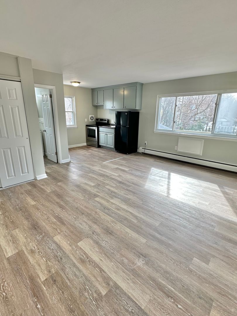 New Britain Apartment: 53 Curtin Ave.