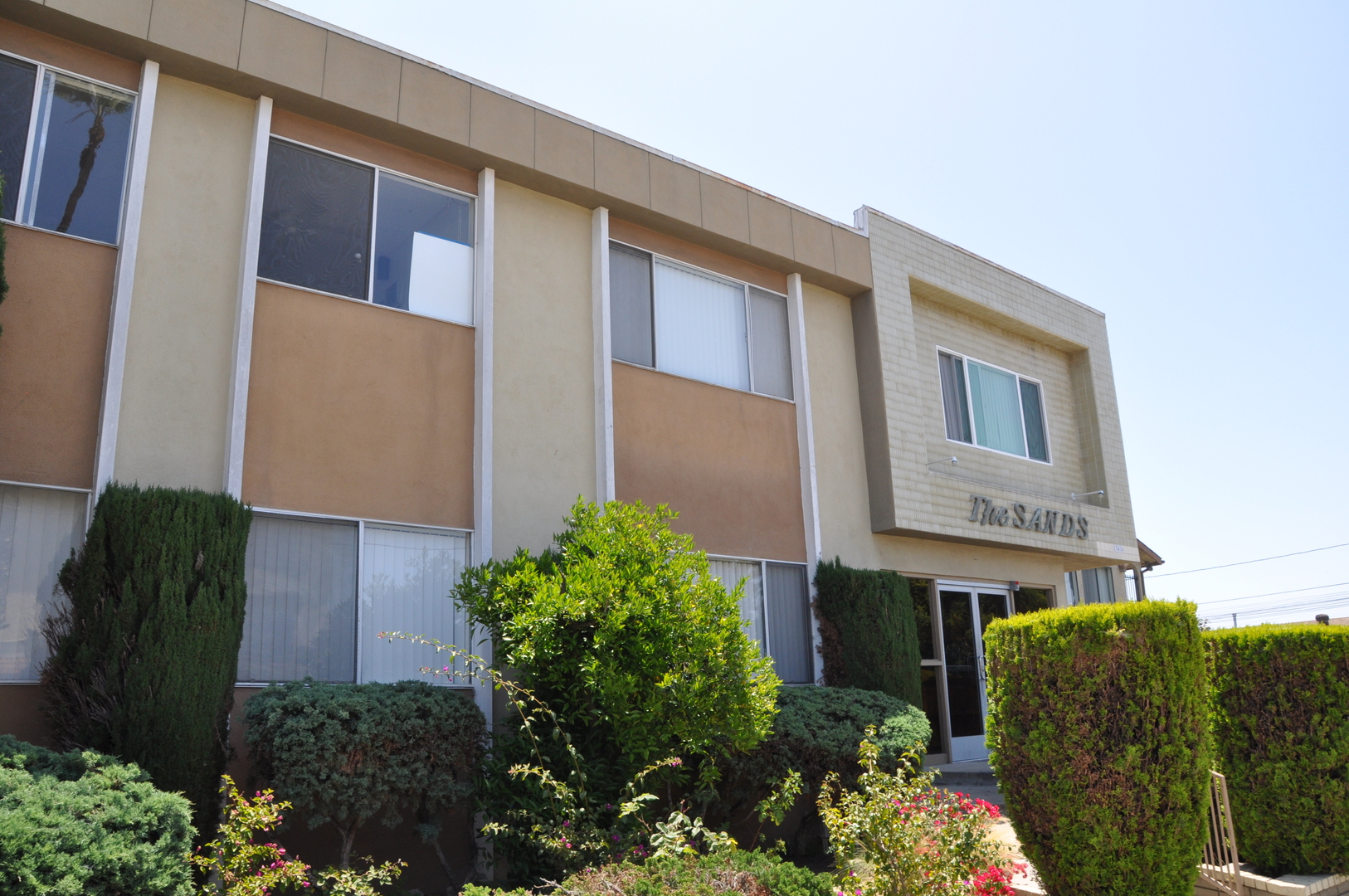 Hawthorne Apartment: 13414 Doty Ave